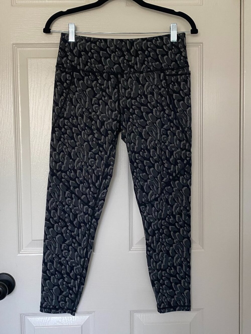 Sweaty Betty | Power 7/8 Leggings in Tonal Leopard - Picture 3 of 11